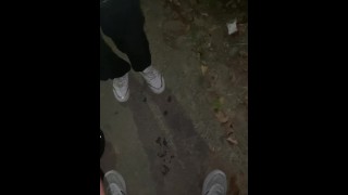 Cruising mi amigo me hace chupar su enorme verga en el bosque hasta hacerlo venir me trata de perra
