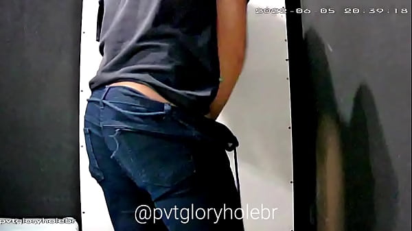 O CARA HÉTERO VEIO GOZAR NO GLORYHOLE E ACABOU ME DEDADA (COMPLETO NO RED)