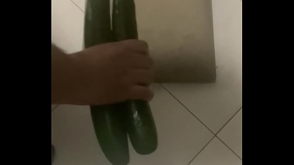Pepino em dobro no rabo!
