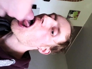 Sperma Schlucken – Amateur Twinks Lecken
