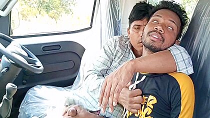 Indian Threesome Gay – A Unique Story Of A Boy And An Unknown Man Who Took His Bike To Go To College – Car Sex – Hindi Voice