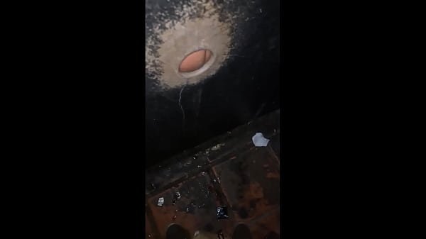 FUI NO GLORY HOLE. NÃO SABIA QUEM TAVA LEITANDO MESMO ASSIM DEIXEI TODO MUNDO GOZAR