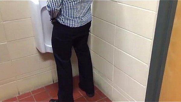 Clip – Hai thanh niên xếp hình trong nhà vệ sinh