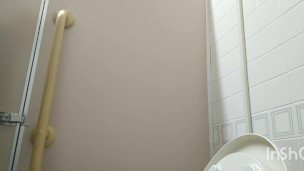 【盗撮風】会社のトイレでおしっこする塩顔会社員