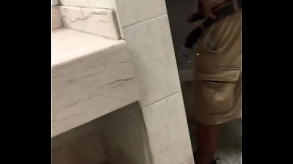 En el baño hetero muestra pito