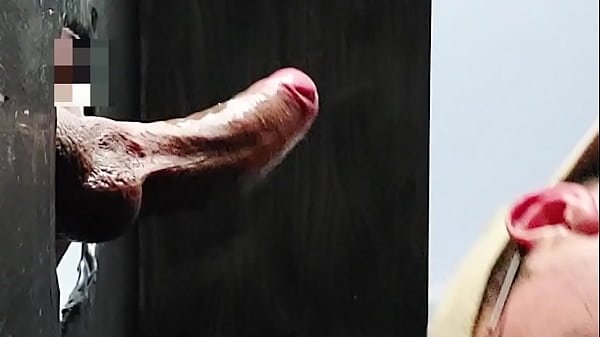 GOSTOSO TATUADO ME DANDO LEITE NA CABINE CASEIRA (COMPLETO NO RED)