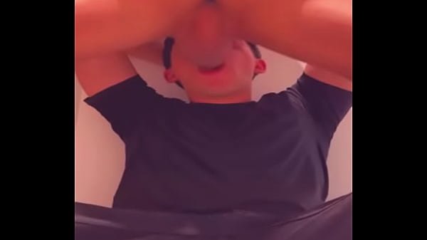 Joven atletico me atraganta en los baños del centro comercial rico cruising