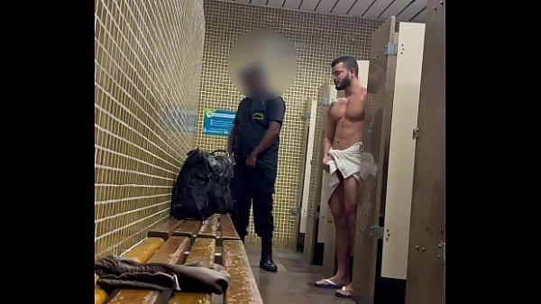 Segurança flagrado fazendo banheirao no vestiário do club