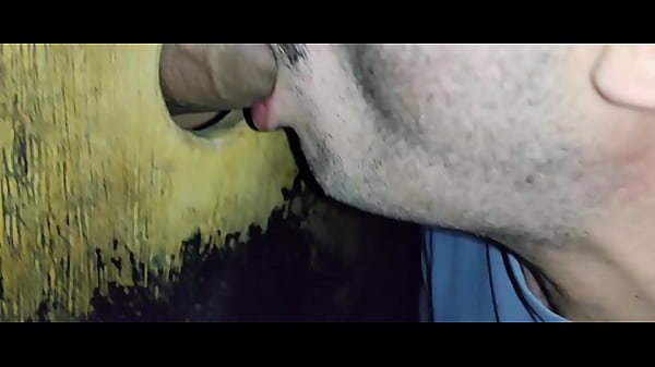 YURI GAÚCHO – PUTO MAMANDO DOTADOS NO GLORY HOLE