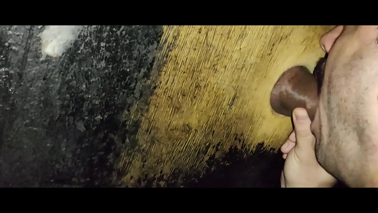 YURI GAÚCHO – PUTO MAMANDO DOTADOS NO GLORY HOLE